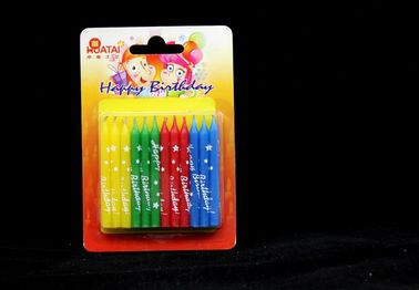 印刷される誕生日おめでとうの手紙装飾的なケーキの蝋燭