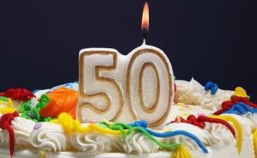 きらめき幸せな記念日のケーキは元のホールダーが付いている金色の端の良否を明りにすかして調べます